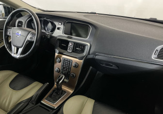 Подержанный автомобиль Volvo V40 Cross Country 2013 года (9 фото)