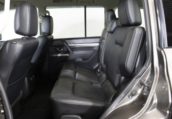 Подержанный автомобиль Mitsubishi Pajero 2012 года (10 фото)