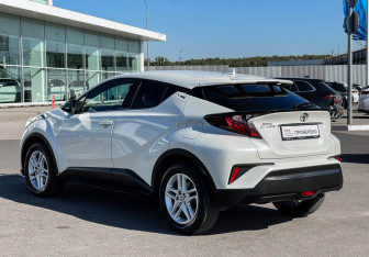 Подержанный автомобиль Toyota C-HR 2020 года (7 фото)