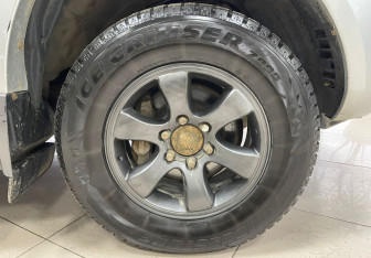 Подержанный автомобиль Toyota Land Cruiser Prado 2003 года (9 фото)