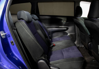 Подержанный автомобиль Toyota Wish Minivan 2014 года (10 фото)