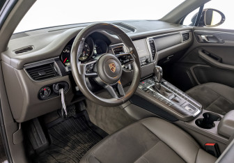 Подержанный автомобиль Porsche Macan 2017 года (16 фото)