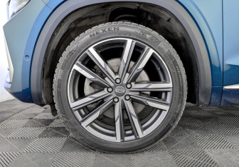 Подержанный автомобиль Geely Monjaro 2023 года (18 фото)