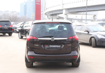Подержанный автомобиль Opel Zafira Compactvan 2013 года (6 фото)