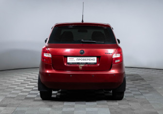 Подержанный автомобиль Skoda Fabia Hatchback 2008 года (6 фото)