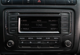Подержанный автомобиль Volkswagen Polo Sedan 2012 года (18 фото)