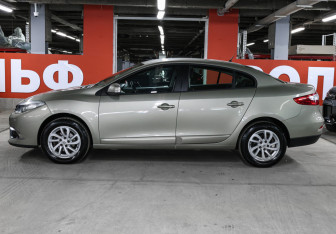 Подержанный автомобиль Renault Fluence 2014 года (8 фото)