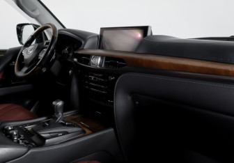 Подержанный автомобиль Lexus LX 2015 года (9 фото)