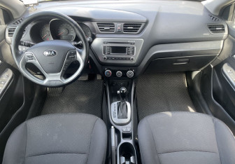 Подержанный автомобиль Kia Rio Hatchback 2016 года (10 фото)