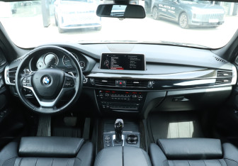 Подержанный автомобиль BMW X5 2013 года (12 фото)