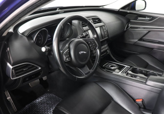 Подержанный автомобиль Jaguar XE 2016 года (9 фото)