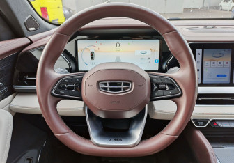 Подержанный автомобиль Geely Monjaro 2023 года (13 фото)