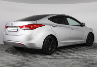 Подержанный автомобиль Hyundai Elantra Sedan 2011 года (5 фото)