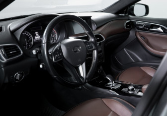 Подержанный автомобиль Infiniti Q30 2017 года (14 фото)