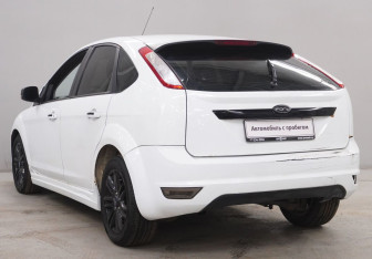 Подержанный автомобиль Ford Focus Hatchback 2010 года (7 фото)