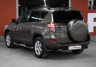 Подержанный автомобиль Toyota RAV4 2010 года (7 фото)