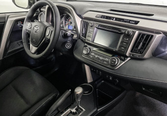 Подержанный автомобиль Toyota RAV4 2015 года (9 фото)