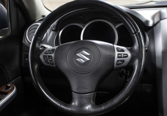Подержанный автомобиль Suzuki Grand Vitara 2005 года (17 фото)