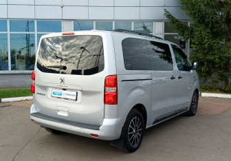 Подержанный автомобиль Peugeot Traveller 2019 года (5 фото)