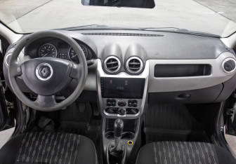 Подержанный автомобиль Renault Logan Sedan 2011 года (14 фото)