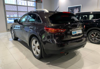 Подержанный автомобиль Infiniti FX 2011 года (6 фото)