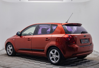 Подержанный автомобиль Kia Ceed Hatchback 2008 года (3 фото)
