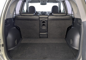 Подержанный автомобиль Toyota RAV4 2012 года (10 фото)