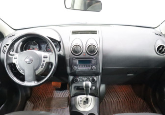 Подержанный автомобиль Nissan Qashqai 2011 года (12 фото)