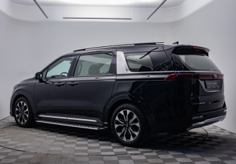Подержанный автомобиль Kia Carnival 2021 года (3 фото)