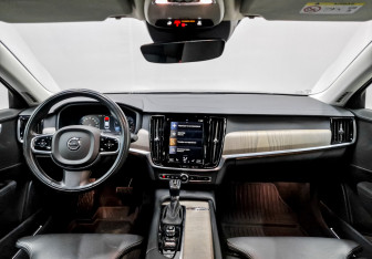 Подержанный автомобиль Volvo S90 2021 года (14 фото)