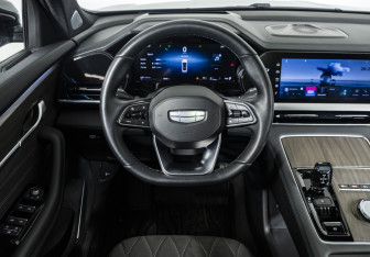 Подержанный автомобиль Geely Monjaro 2025 года (10 фото)