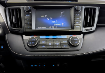 Подержанный автомобиль Toyota RAV4 2017 года (16 фото)