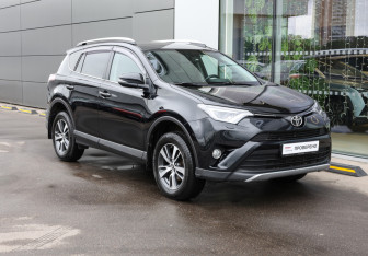 Подержанный автомобиль Toyota RAV4 2018 года (3 фото)