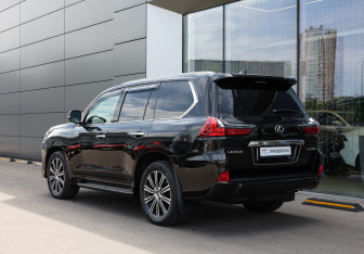 Подержанный автомобиль Lexus LX 2021 года (7 фото)