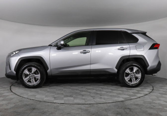 Подержанный автомобиль Toyota RAV4 2022 года (8 фото)