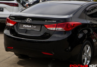 Подержанный автомобиль Hyundai Elantra Sedan 2012 года (17 фото)
