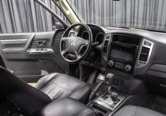 Подержанный автомобиль Mitsubishi Pajero 2018 года (11 фото)