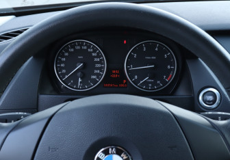 Подержанный автомобиль BMW X1 2013 года (11 фото)
