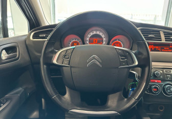 Подержанный автомобиль Citroen C4 Hatchback 2012 года (15 фото)