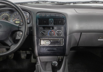 Подержанный автомобиль Toyota Avensis Sedan 1999 года (14 фото)