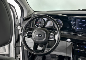 Подержанный автомобиль Kia Carnival 2021 года (16 фото)