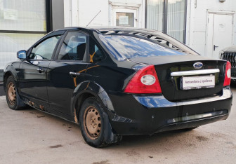 Подержанный автомобиль Ford Focus Sedan 2008 года (7 фото)