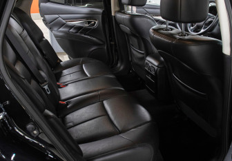 Подержанный автомобиль Infiniti Q70 2014 года (12 фото)