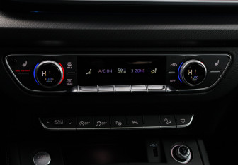 Подержанный автомобиль Audi Q5 2025 года (29 фото)