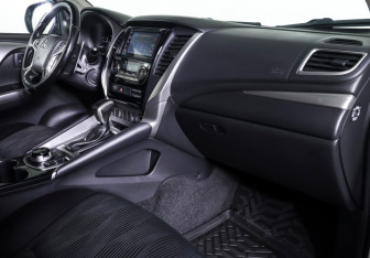 Подержанный автомобиль Mitsubishi Pajero Sport 2019 года (10 фото)