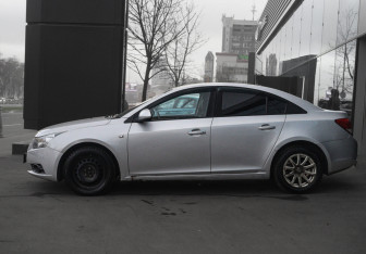 Подержанный автомобиль Chevrolet Cruze Sedan 2011 года (8 фото)