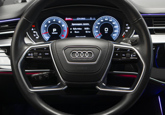 Подержанный автомобиль Audi A8 2022 года (10 фото)