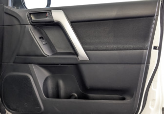 Подержанный автомобиль Toyota Land Cruiser Prado 2021 года (25 фото)