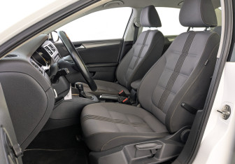 Подержанный автомобиль Volkswagen Jetta Sedan 2016 года (20 фото)