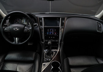 Подержанный автомобиль Infiniti Q50 2014 года (10 фото)